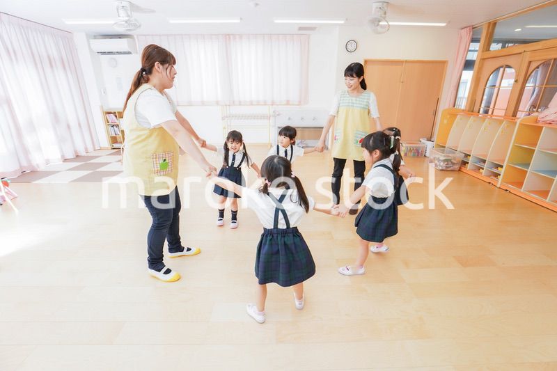 ダンスをする園児と先生