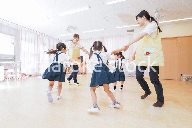 ダンスをする園児と先生