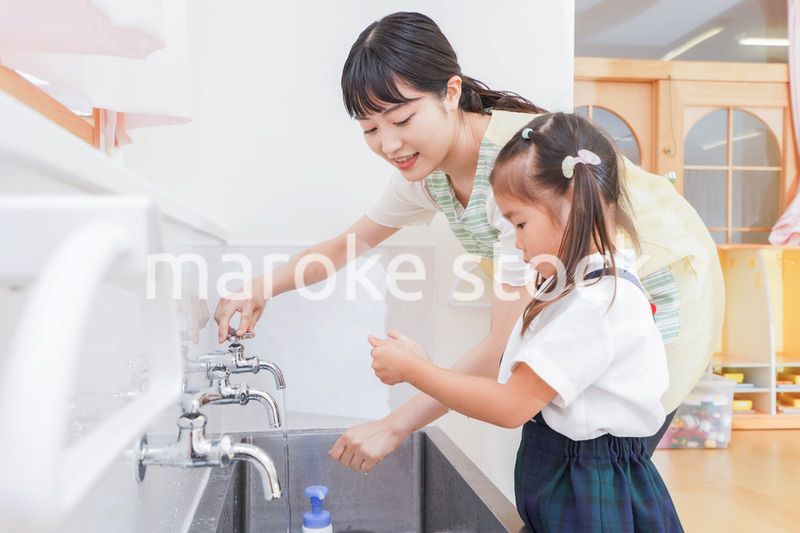 手を洗う子供と保育士