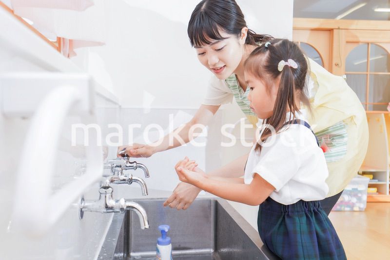手を洗う子供と保育士