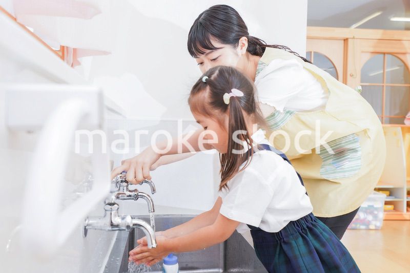 手を洗う子供と保育士