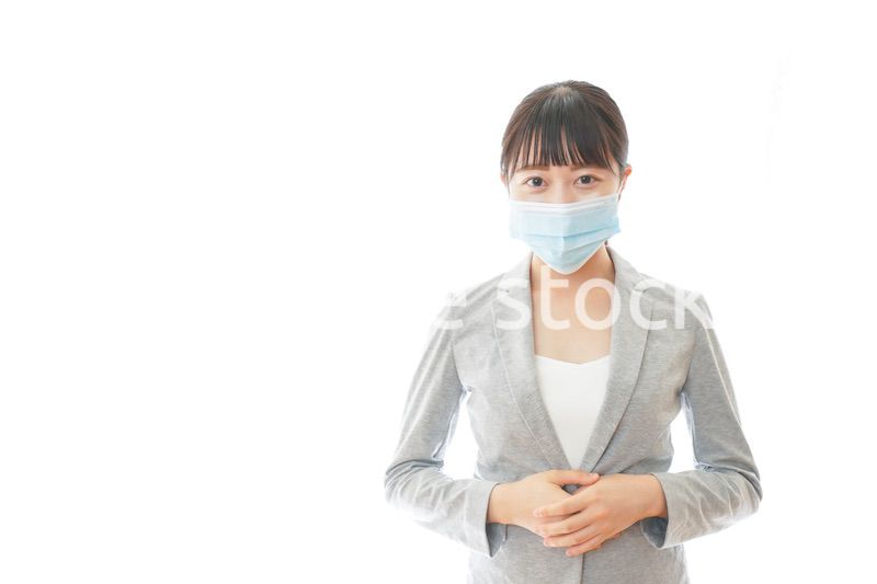 マスクをして働く若いビジネスパーソン