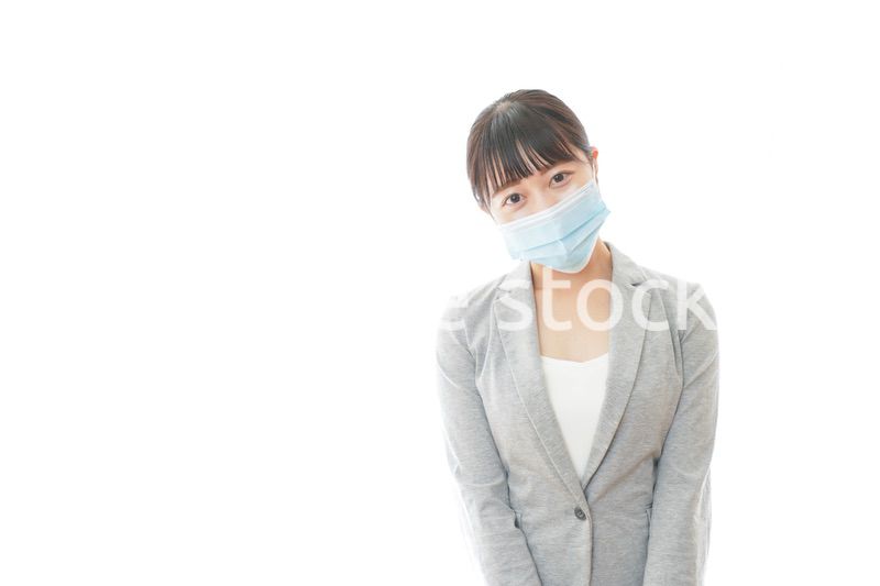 マスクをして働く若いビジネスパーソン