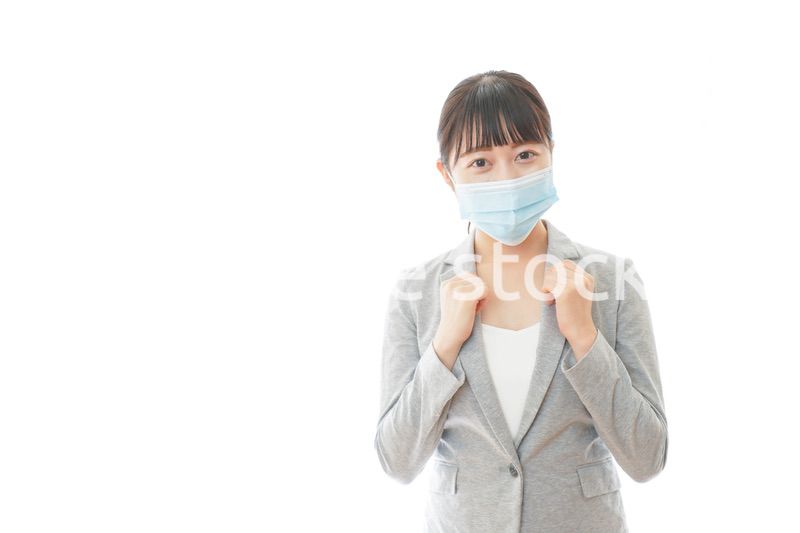 マスクをして働く若いビジネスパーソン