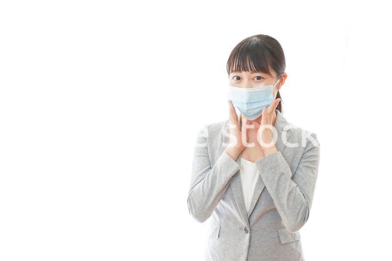 マスクをして働く若いビジネスパーソン