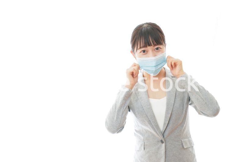 マスクをして働く若いビジネスパーソン