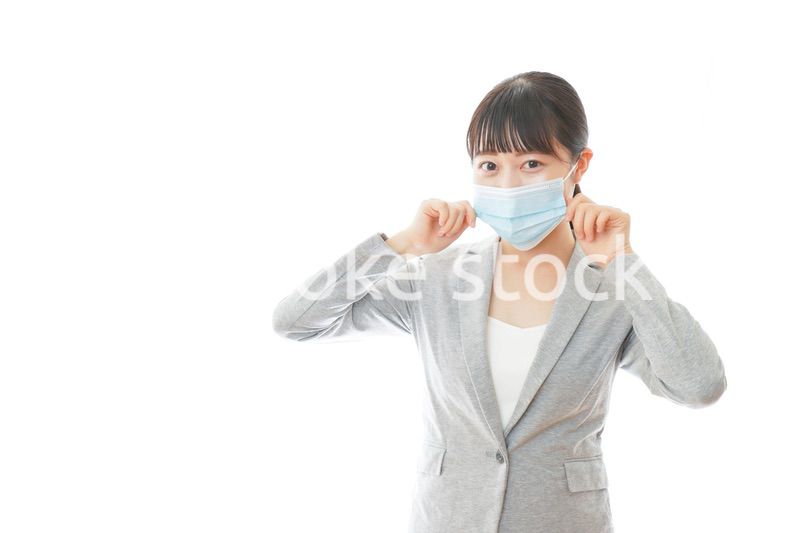 マスクをして働く若いビジネスパーソン