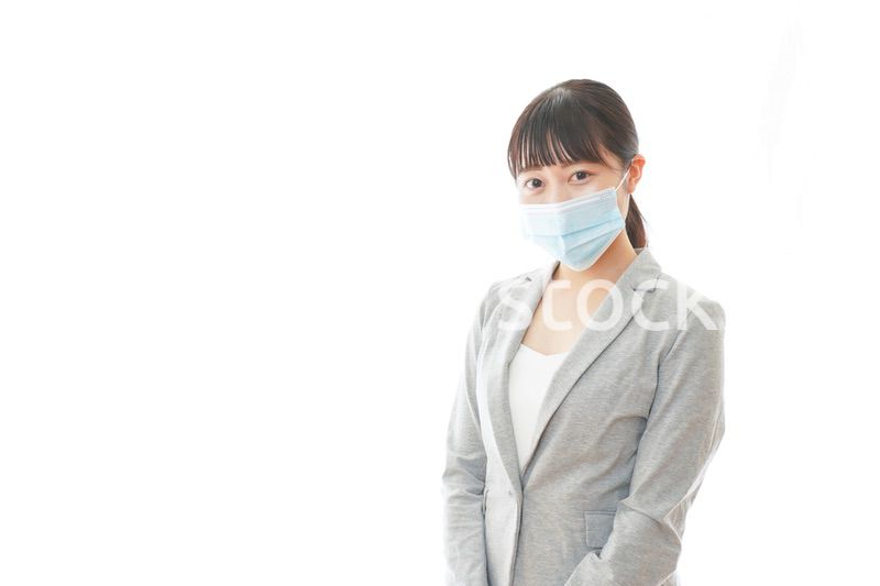 マスクをして働く若いビジネスパーソン