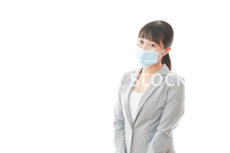 マスクをして働く若いビジネスパーソン