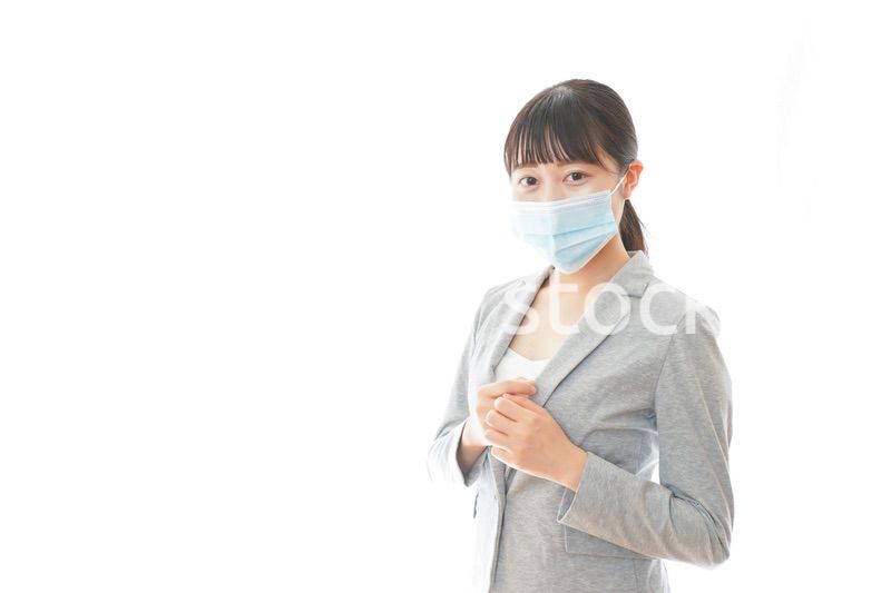 マスクをして働く若いビジネスパーソン