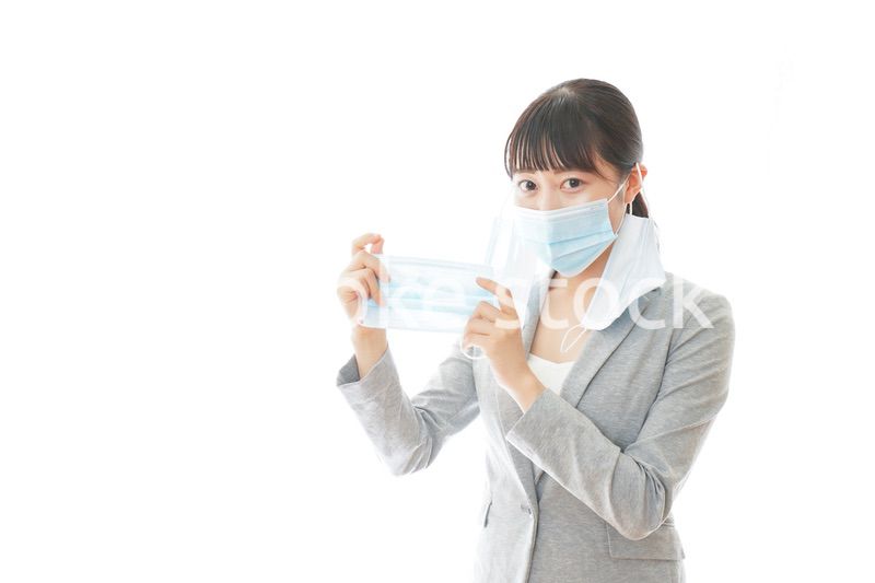 大量のマスクを着けた若いビジネスパーソン