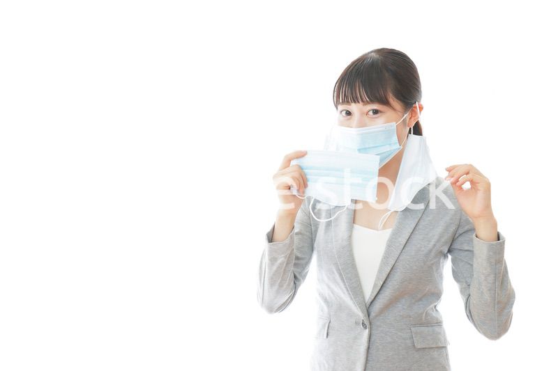 大量のマスクを着けた若いビジネスパーソン