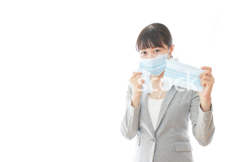 大量のマスクを着けた若いビジネスパーソン