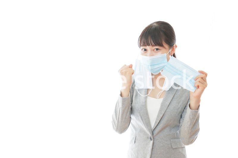 大量のマスクを着けた若いビジネスパーソン