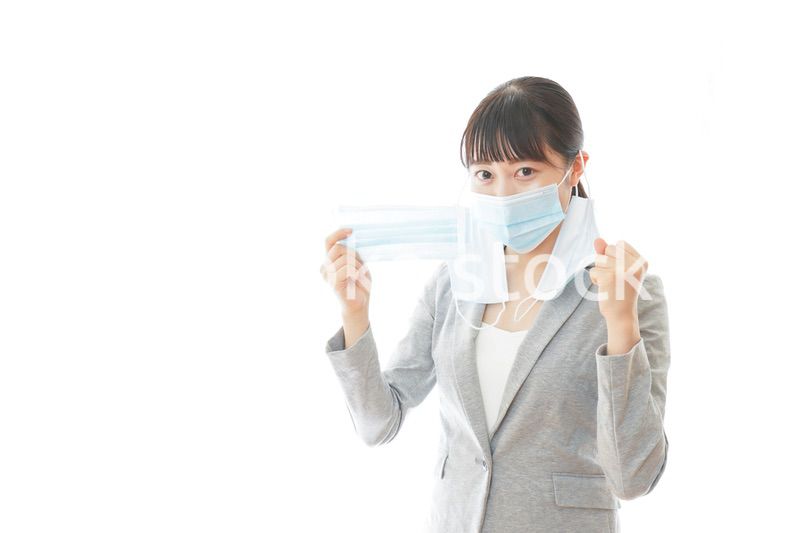 大量のマスクを着けた若いビジネスパーソン