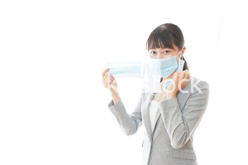 大量のマスクを着けた若いビジネスパーソン