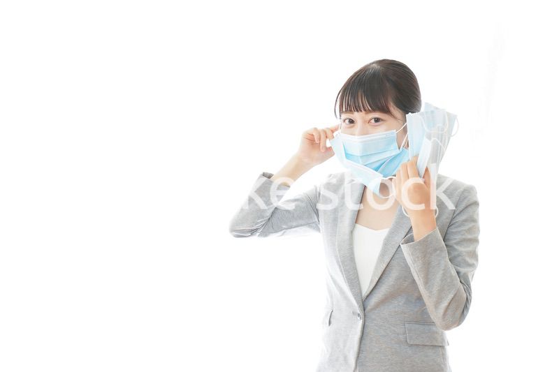 大量のマスクを着けた若いビジネスパーソン