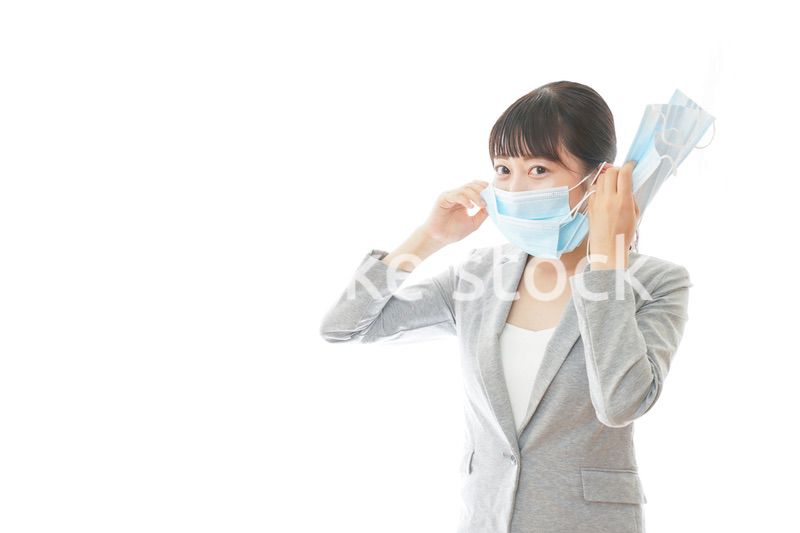 大量のマスクを着けた若いビジネスパーソン