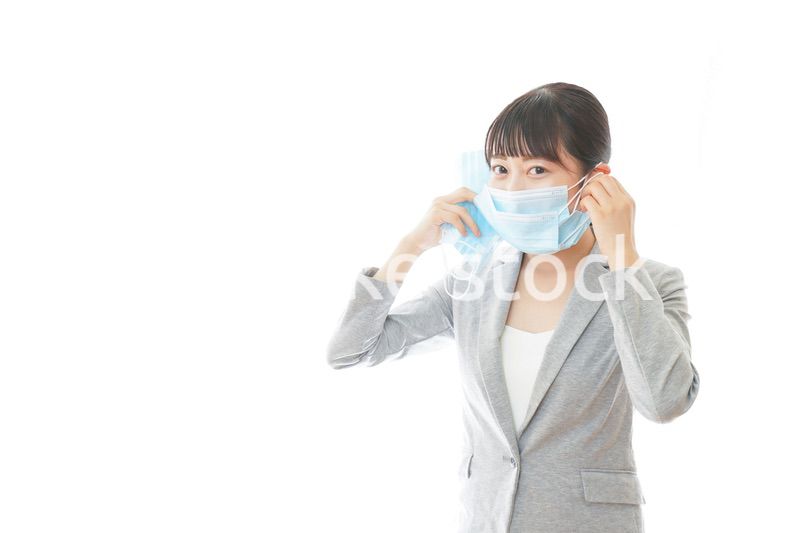 大量のマスクを着けた若いビジネスパーソン