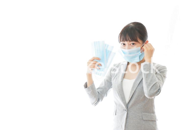 大量のマスクを着けた若いビジネスパーソン