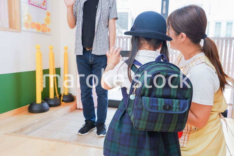 保育園の送り迎えをする親