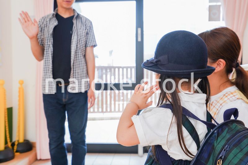 保育園の送り迎えをする親