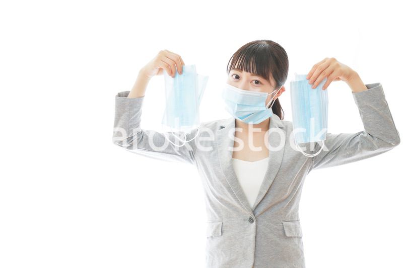 大量のマスクを着けた若いビジネスパーソン