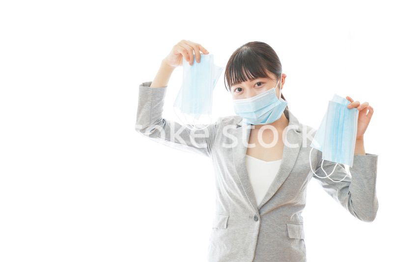 大量のマスクを着けた若いビジネスパーソン