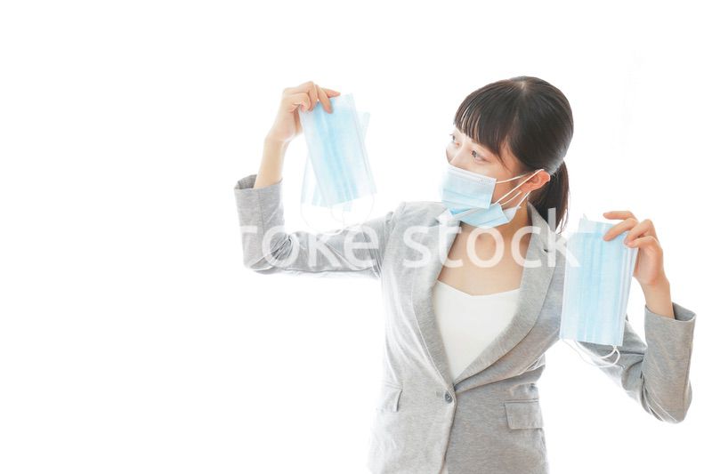 大量のマスクを着けた若いビジネスパーソン