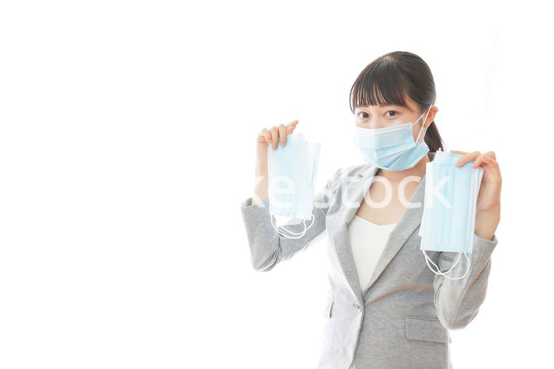 大量のマスクを着けた若いビジネスパーソン