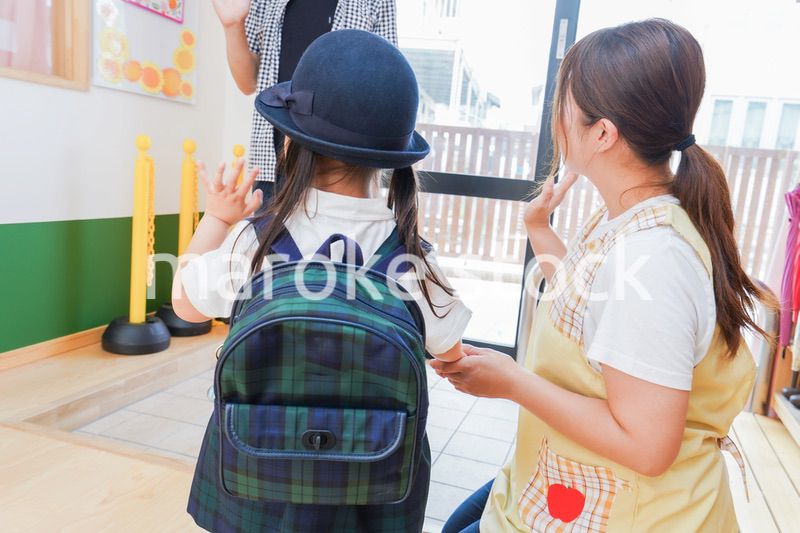 保育園の送り迎えをする親