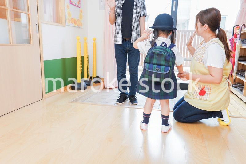 保育園の送り迎えをする親