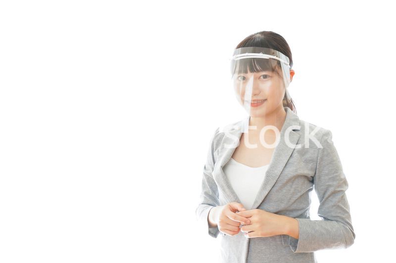 フェイスシールドをして働く若いビジネスウーマン