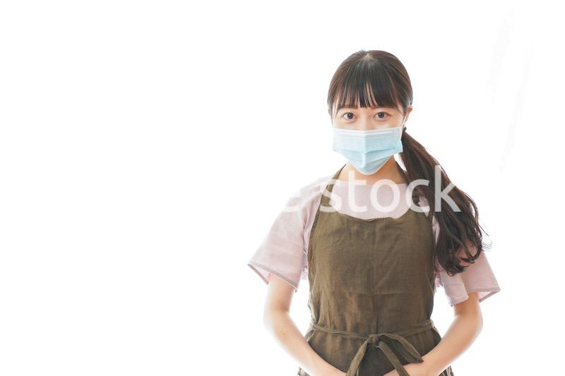 マスクを付けた若い主婦