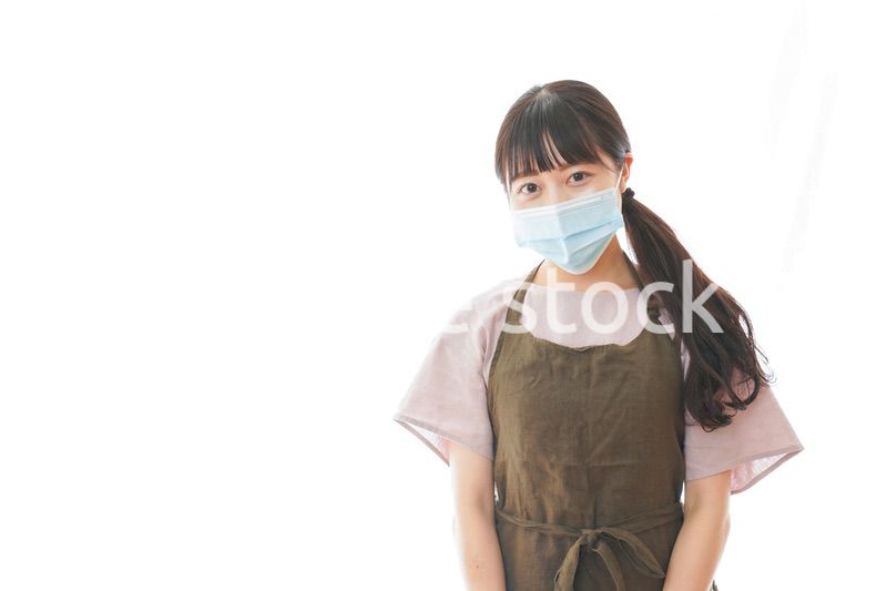 マスクを付けた若い主婦
