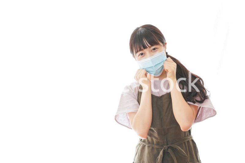 マスクを付けた若い主婦