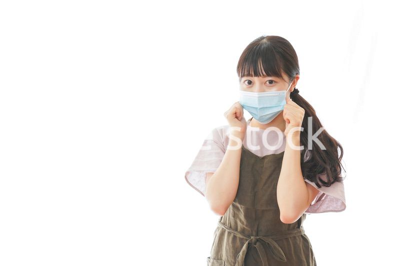 マスクを付けた若い主婦