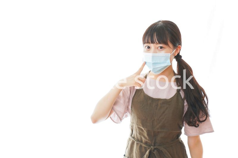 マスクを付けた若い主婦