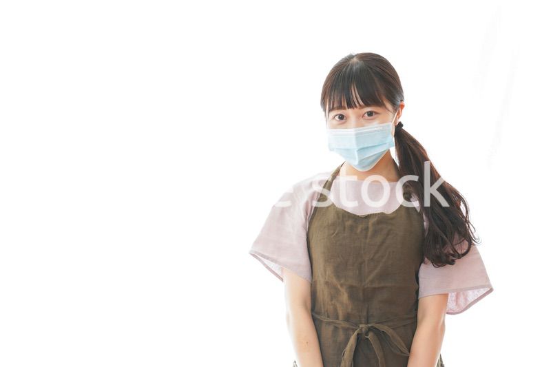 マスクを付けた若い主婦