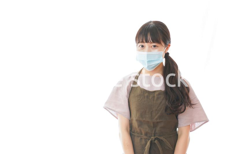 マスクを付けた若い主婦