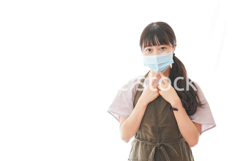マスクを付けた若い主婦