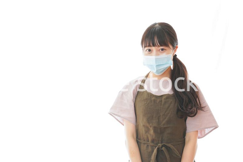 マスクを付けた若い主婦