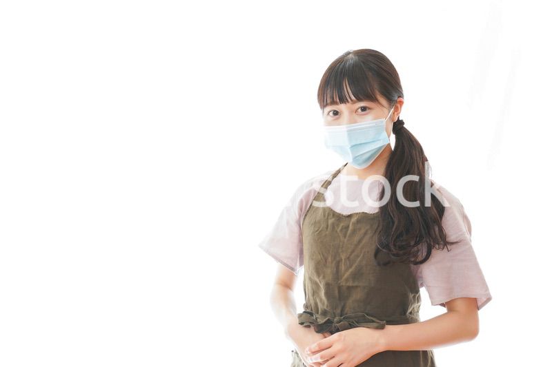 マスクを付けた若い主婦