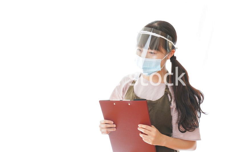 フェイスシールドを装着したカフェスタッフ