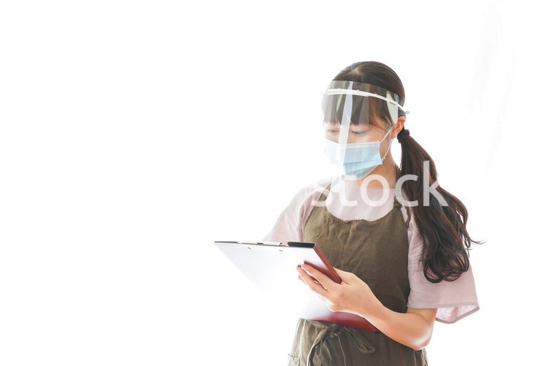 フェイスシールドを装着したカフェスタッフ