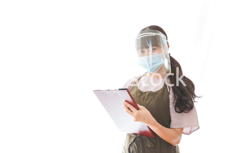 フェイスシールドを装着したカフェスタッフ