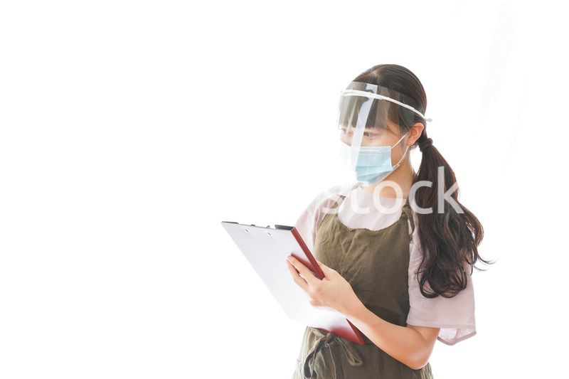 フェイスシールドを装着したカフェスタッフ