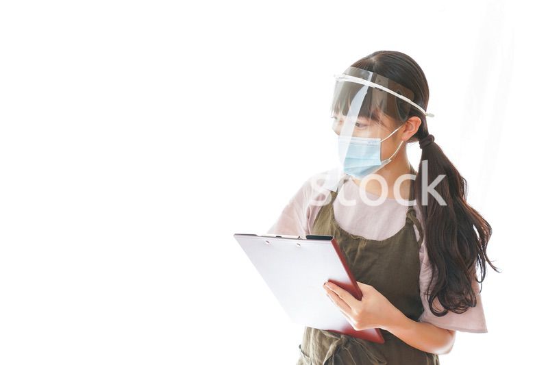 フェイスシールドを装着したカフェスタッフ