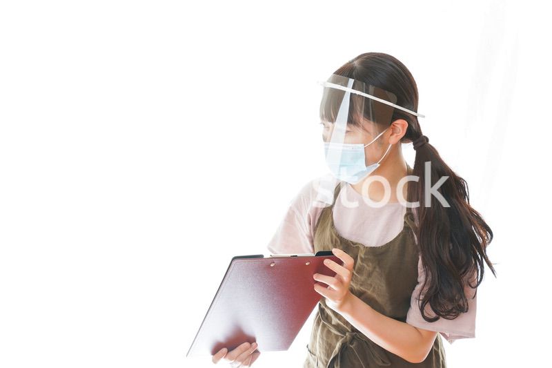 フェイスシールドを装着したカフェスタッフ