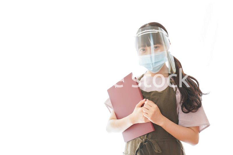 フェイスシールドを装着したカフェスタッフ